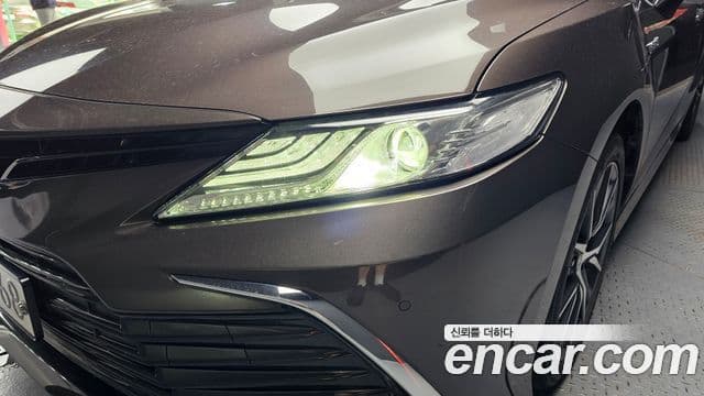 Toyota Camry 2022 — ფოტო 28/30
