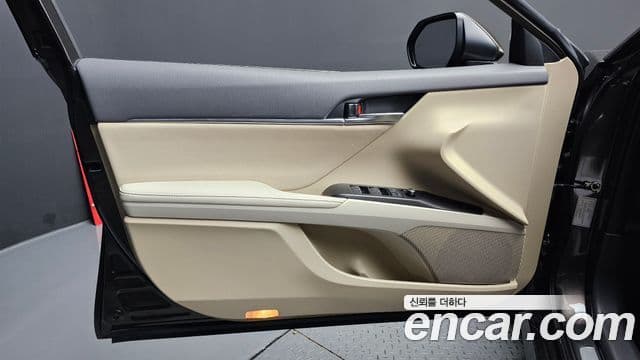 Toyota Camry 2022 — ფოტო 23/30