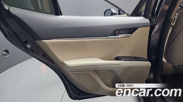 Toyota Camry 2022 — ფოტო 17/30