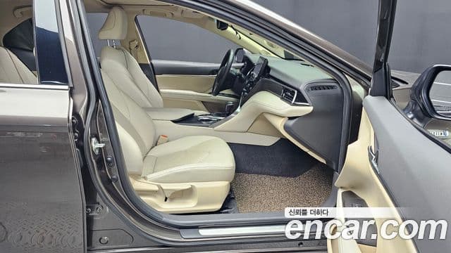 Toyota Camry 2022 — ფოტო 13/30