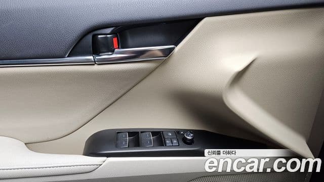Toyota Camry 2022 — ფოტო 29/30
