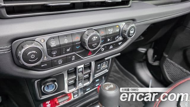 Jeep Wrangler 2025 — Фото 18/20