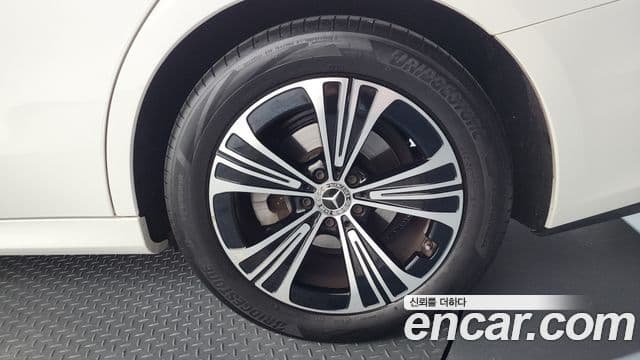 Mercedes-Benz E-Class 2024 — Photo 33/33