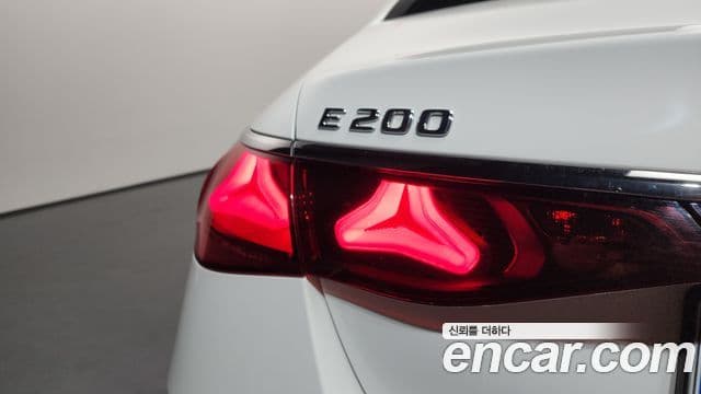 Mercedes-Benz E-Class 2024 — Photo 8/33
