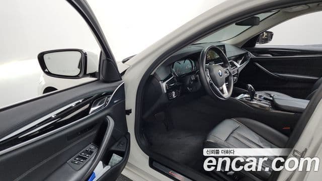 BMW 5 Series 2018 — ფოტო 10/20