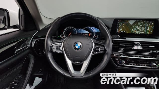 BMW 5 Series 2018 — ფოტო 14/20