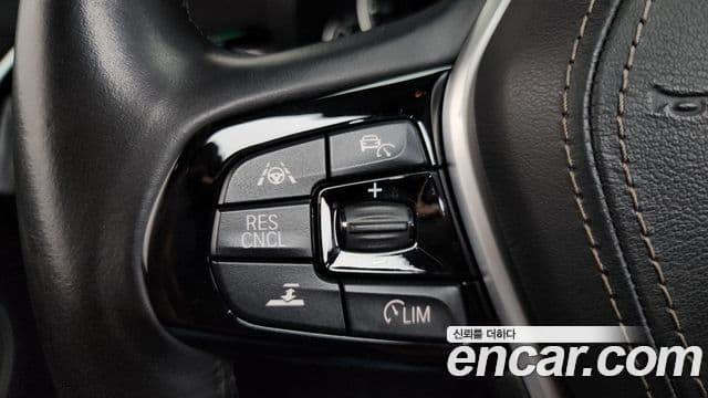 BMW 5 Series 2018 — ფოტო 18/20