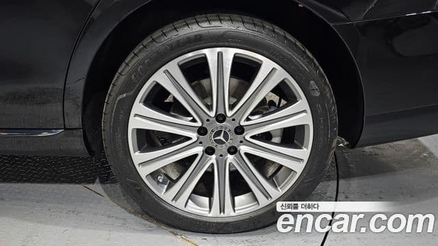 Mercedes-Benz E-Class 2023 — Photo 9/31
