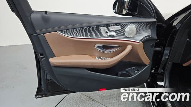 Mercedes-Benz E-Class 2023 — Photo 7/31