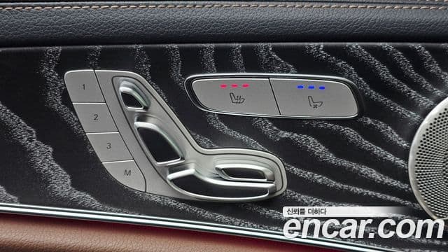 Mercedes-Benz E-Class 2023 — Photo 12/31