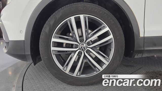 Volkswagen Tiguan 2023 — ფოტო 5/20