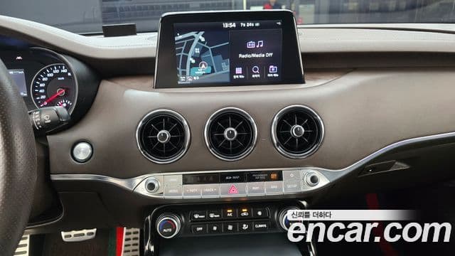 Kia Stinger 2019 — ფოტო 13/20