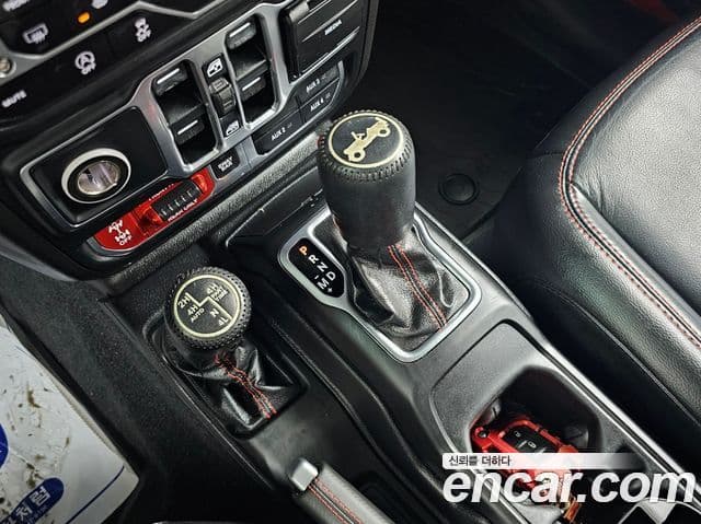 Jeep Wrangler 2020 — ფოტო 7/20