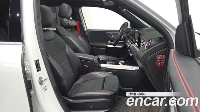 Mercedes-Benz GLB-Class 2021 — Photo 30/33