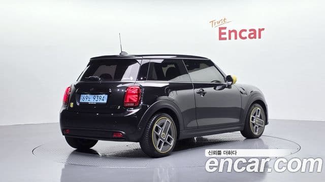 Mini Cooper Electric 2023 — ფოტო 11/20