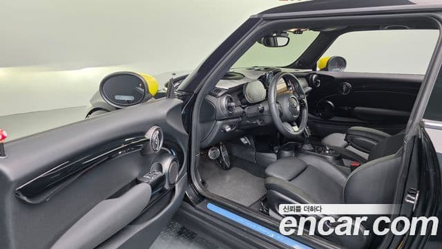 Mini Cooper Electric 2023 — ფოტო 17/20