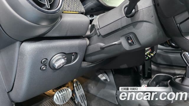 Mini Cooper Electric 2023 — ფოტო 13/20