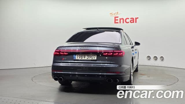 Audi A8 2021 — ფოტო 4/20