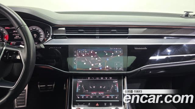Audi A8 2021 — фото 14 из 20