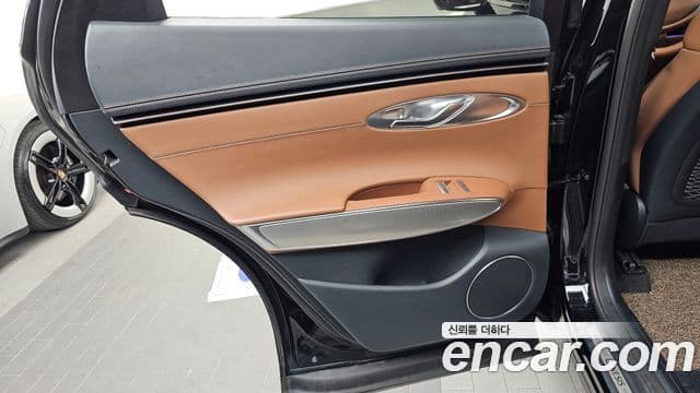 Genesis GV70 2023 — ფოტო 31/33