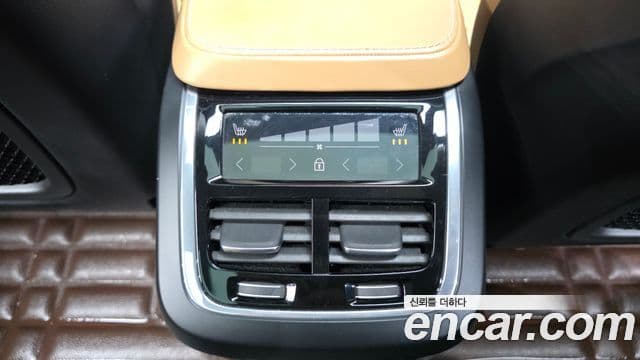 Volvo XC90 2020 — ფოტო 19/20