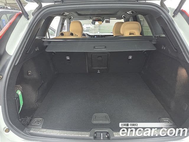 Volvo XC60 2021 — Şəkil 8/19