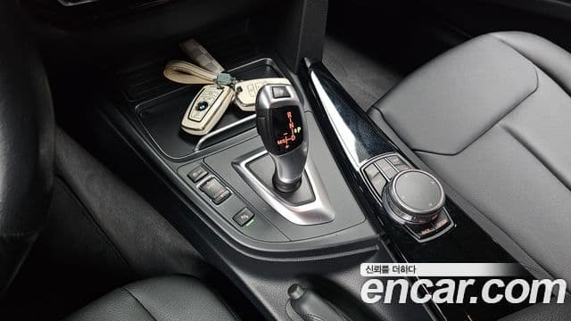 BMW 3 Series 2018 — фото 9 из 20