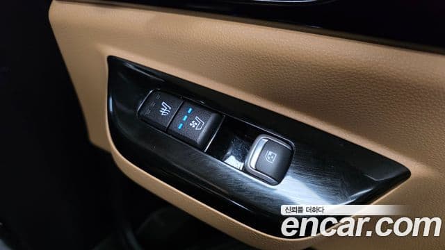 Kia Carnival 2022 — ფოტო 18/20