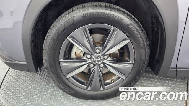 Lexus UX250h 2019 — ფოტო 5/20