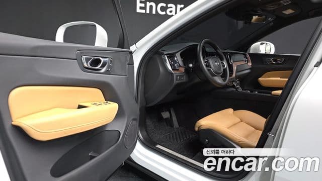 Volvo XC60 2018 — Şəkil 10/20