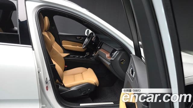 Volvo XC60 2018 — Şəkil 11/20