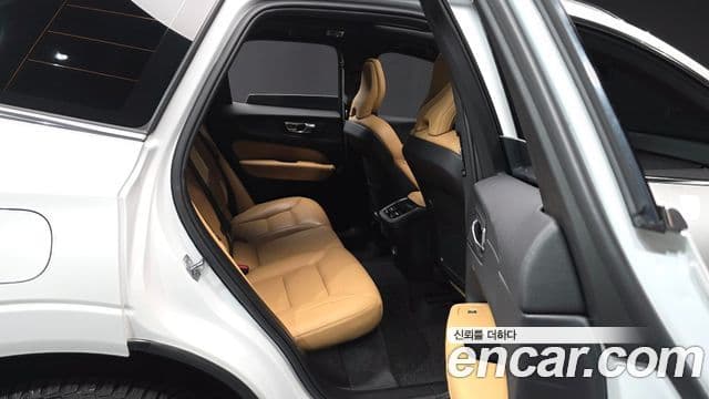 Volvo XC60 2018 — Şəkil 12/20