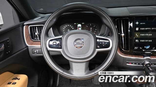 Volvo XC60 2018 — Şəkil 13/20