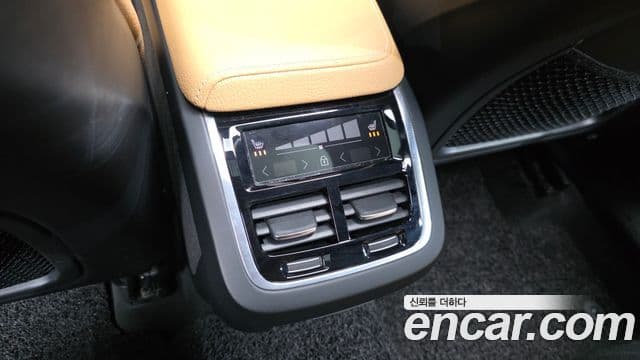 Volvo XC60 2018 — Şəkil 18/20