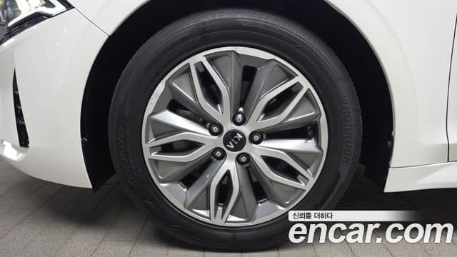 Kia K5 2021 — ფოტო 5/20
