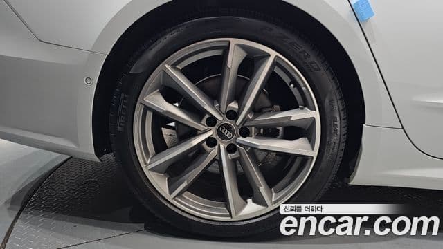 Audi A7 2022 — ფოტო 18/39
