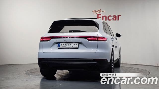 Porsche Cayenne 2023 — ფოტო 4/20