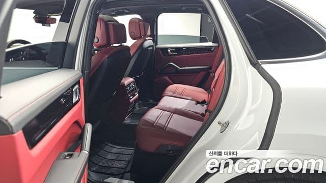 Porsche Cayenne 2023 — ფოტო 11/20