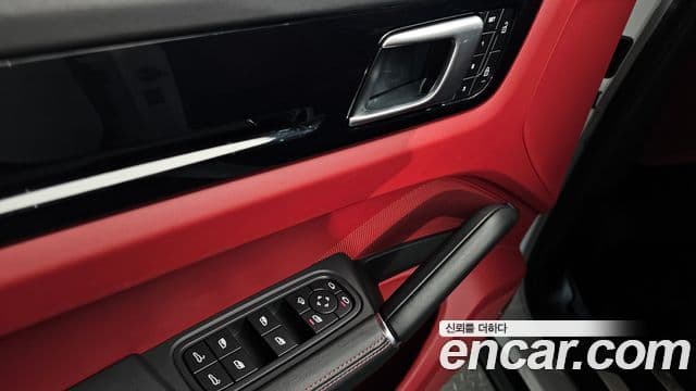 Porsche Cayenne 2023 — ფოტო 18/20