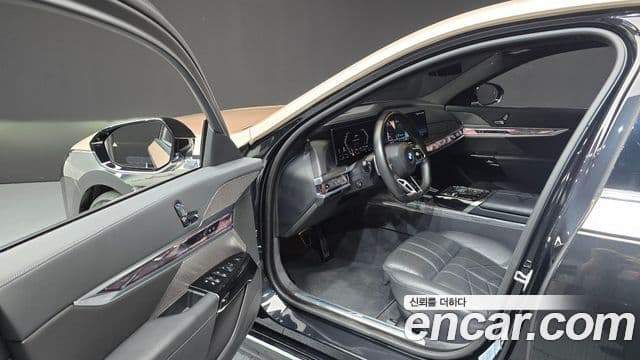 BMW 7 Series 2023 — фото 10 из 20