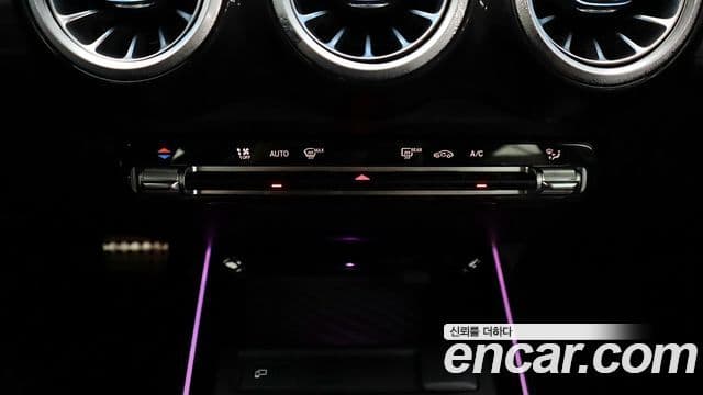 Mercedes-Benz GLB-Class 2021 — Şəkil 14/20