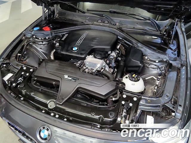 BMW 3 Series 2018 — ფოტო 18/20