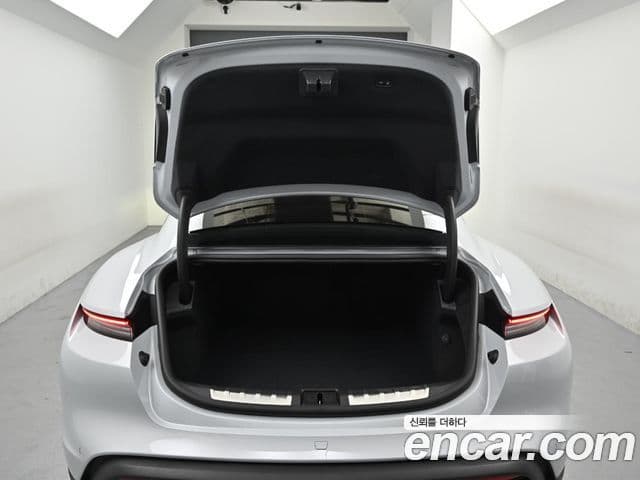 Porsche Taycan 2025 — Photo 15/20