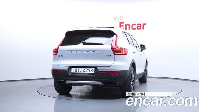 Volvo XC40 2019 — ფოტო 4/20