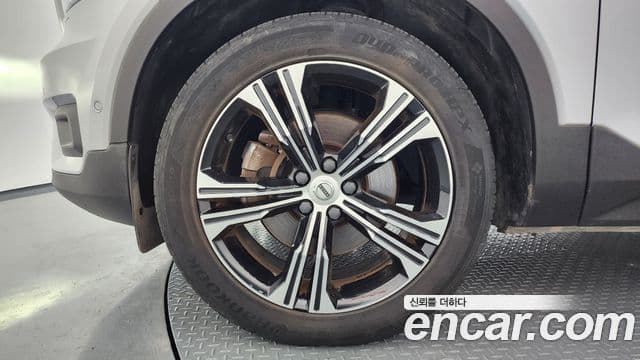 Volvo XC40 2019 — ფოტო 5/20