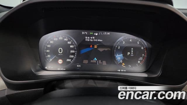 Volvo XC40 2019 — ფოტო 8/20