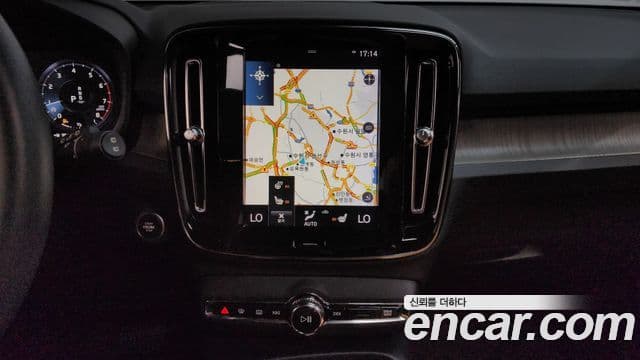 Volvo XC40 2019 — ფოტო 13/20