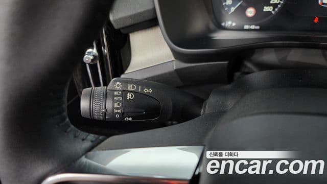 Volvo XC40 2019 — ფოტო 16/20
