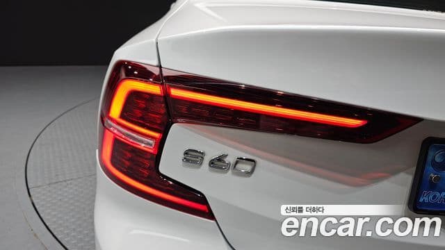 Volvo S60 2021 — ფოტო 7/30