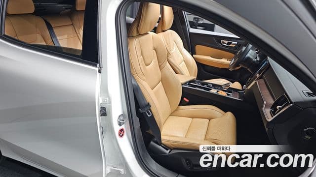 Volvo S60 2021 — ფოტო 29/30